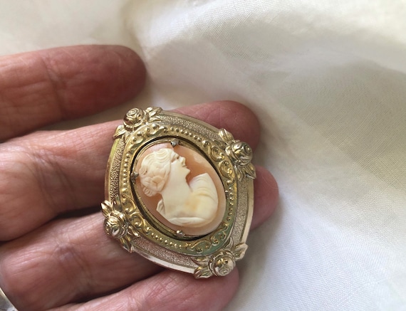 Coro cameo brooch deals