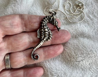 Silver realistic seahorse pendant necklace