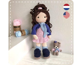 Haakpatroon pop Nina met beer, PDF in Nederlands, Engels (US Terms), aankleedpop, Amigurumi poppatroon.