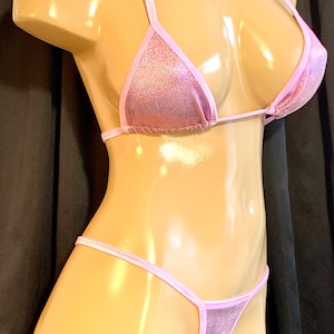 Bikini perizoma olografico rosa da ballerina esotica, realizzato su misura negli Stati Uniti