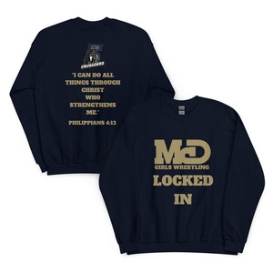 Può includere: Due felpe blu navy con lettere dorate. La parte anteriore di una felpa dice "MS Crusaders" e ha un versetto biblico. La parte posteriore dell'altra felpa dice "MS Girls Wrestling Locked In".