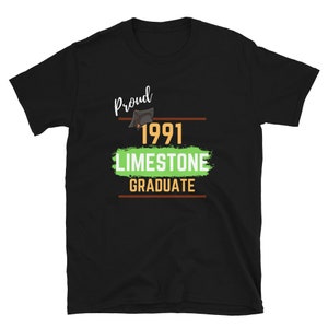 Puede incluir: Camiseta negra con texto blanco que dice "Proud 1991 Limestone Graduate". Un icono de gorro de graduación está por encima del año.