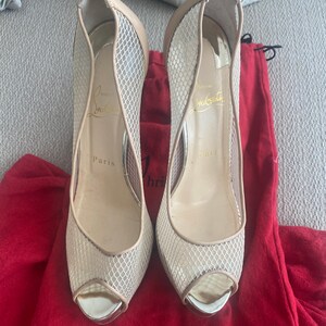 Christian Louboutin molto Rete Mesh Peeptoe Pump In Pelle Beige / Mesh immagine 4