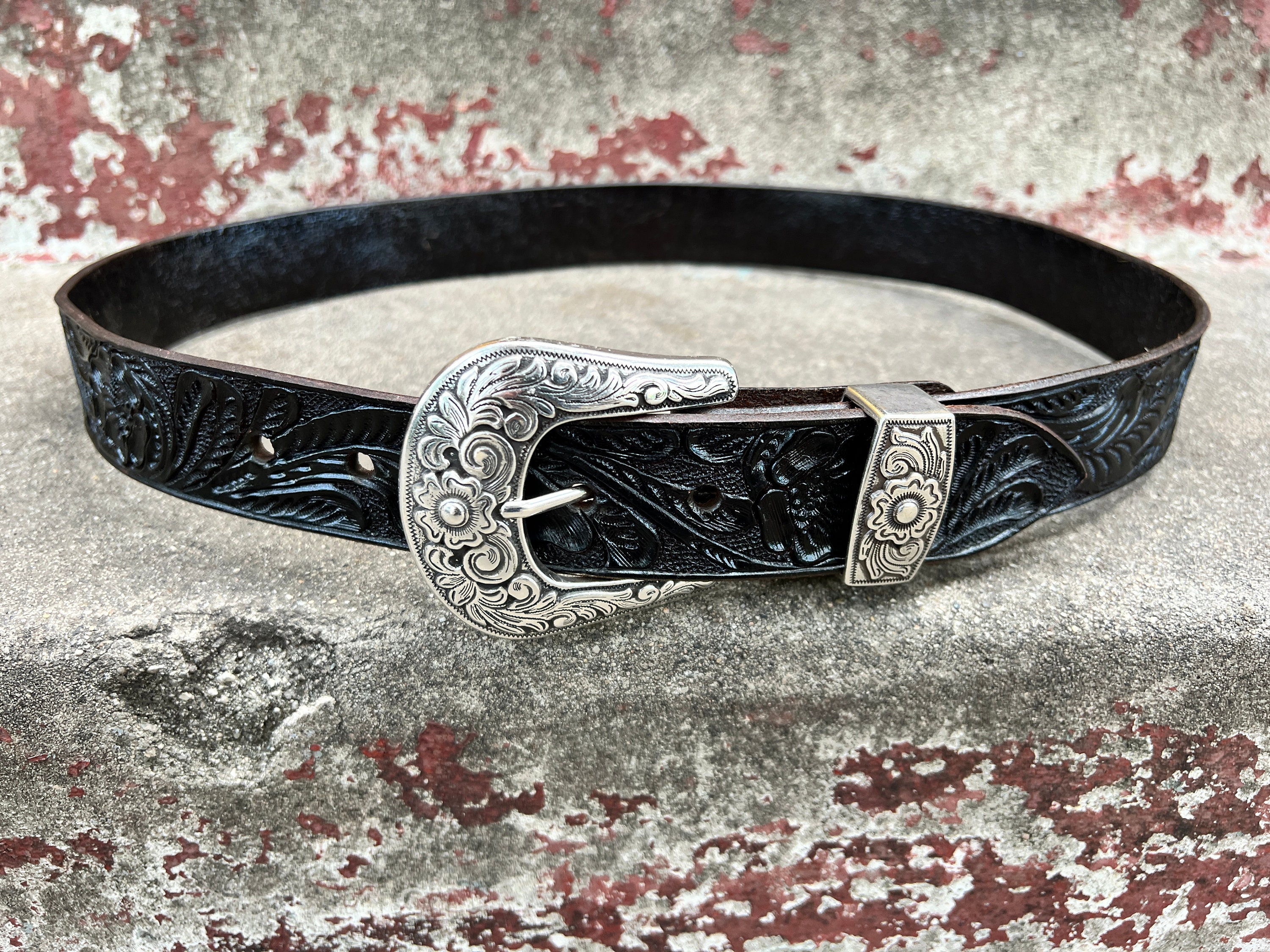 Hand-Tooled Leather Belt Vintage Dark Brown. Whit Vintage Silver Western Engraved Buckle Diablo 1 ''ACME'' MRM377