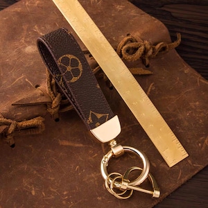 Llaveros de lujo de cuero marrón, llaveros de cuero marrón dorado, llaveros únicos, llaveros clásicos, regalo de lujo, llaveros con monograma, llaveros marrones de pulsera.