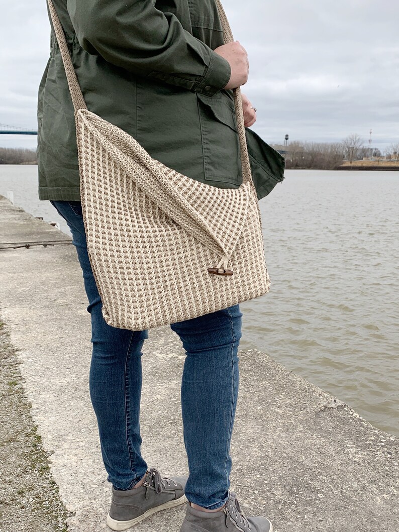 asymmetrical knit crossbody bag, two color bag, The Carson Crossbody knitting pattern image 1