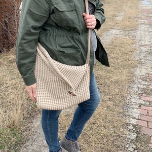 asymmetrical knit crossbody bag, two color bag, The Carson Crossbody knitting pattern image 3