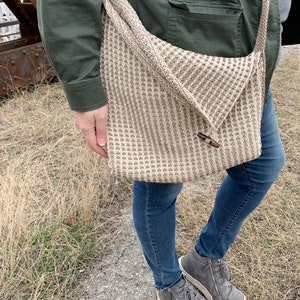 asymmetrical knit crossbody bag, two color bag, The Carson Crossbody knitting pattern image 5