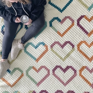 Jeté de coeurs colorés, The Carwyn Throw, modèle de couverture d'un coin à l'autre, modèle au crochet et tutoriel