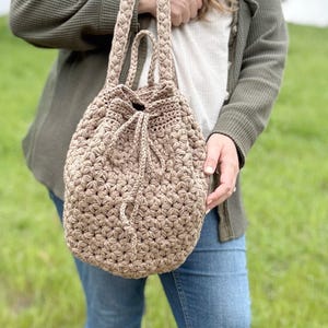 crochet drawstring backpack, The Kelan Carryall, jasmine stitch crochet bag pattern