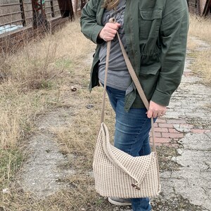 asymmetrical knit crossbody bag, two color bag, The Carson Crossbody knitting pattern image 4