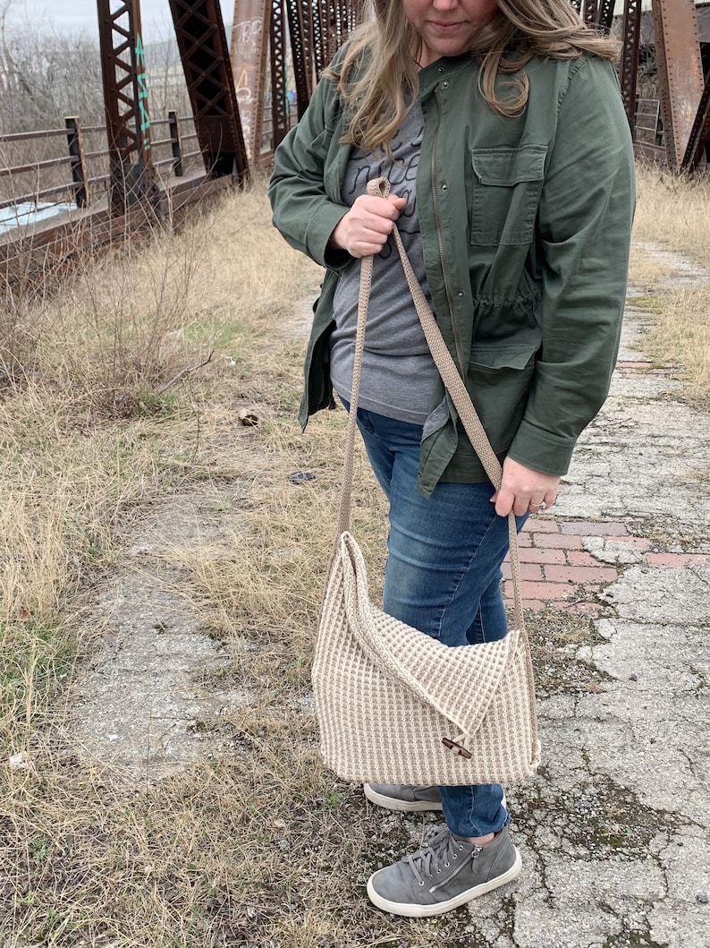 asymmetrical knit crossbody bag, two color bag, The Carson Crossbody knitting pattern image 4