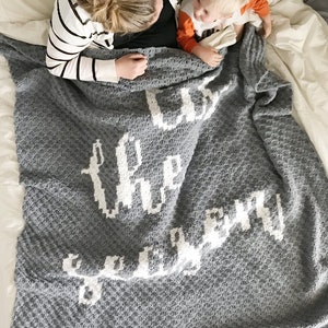 K&ouml;nnte beinhalten: Eine graue H&auml;keldecke mit den Worten "Ich liebe dich f&uuml;r immer" in Wei&szlig;.
