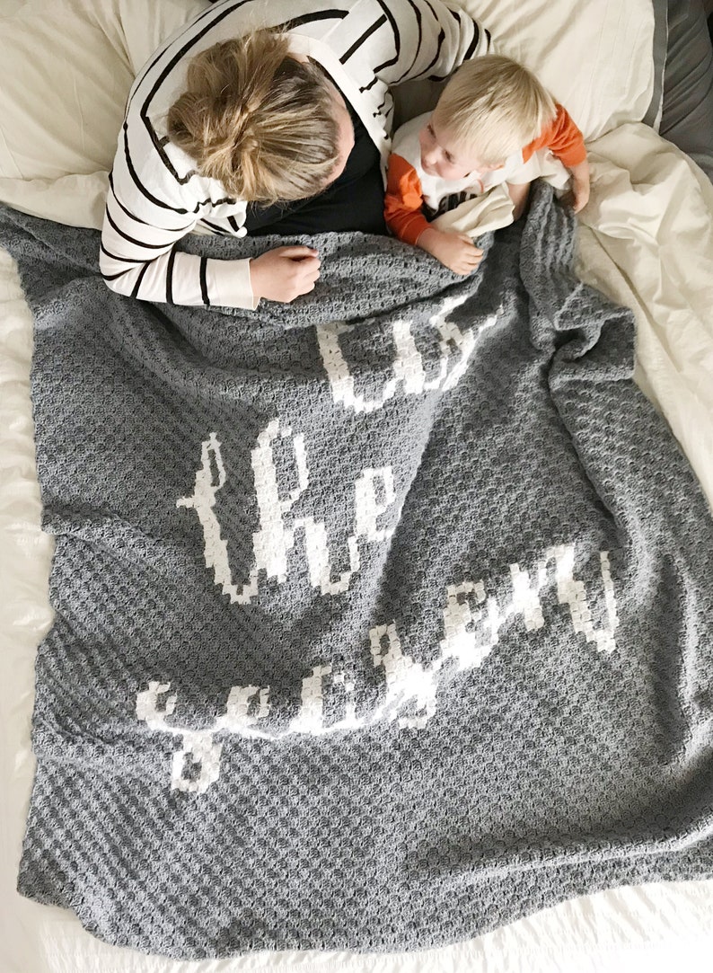K&ouml;nnte beinhalten: Eine graue H&auml;keldecke mit den Worten "Ich liebe dich f&uuml;r immer" in Wei&szlig;.