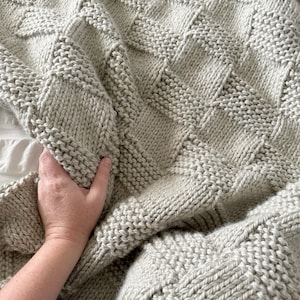 easy beginner friendly knitting pattern, knit throw blanket, The Quade Throw, textured checkered throw blanket knitting pattern