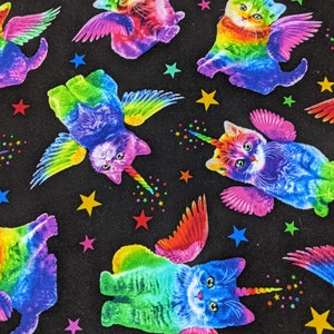 K&ouml;nnte beinhalten: Ein schwarzer Hintergrund mit einem sich wiederholenden Muster aus bunten, gefl&uuml;gelten Katzen-Einh&ouml;rnern. Die Katzen haben regenbogenfarbenes Fell, Fl&uuml;gel und H&ouml;rner. Bunte Sterne und Glitzer sind zwischen den Katzen-Einhorn-Figuren verstreut.