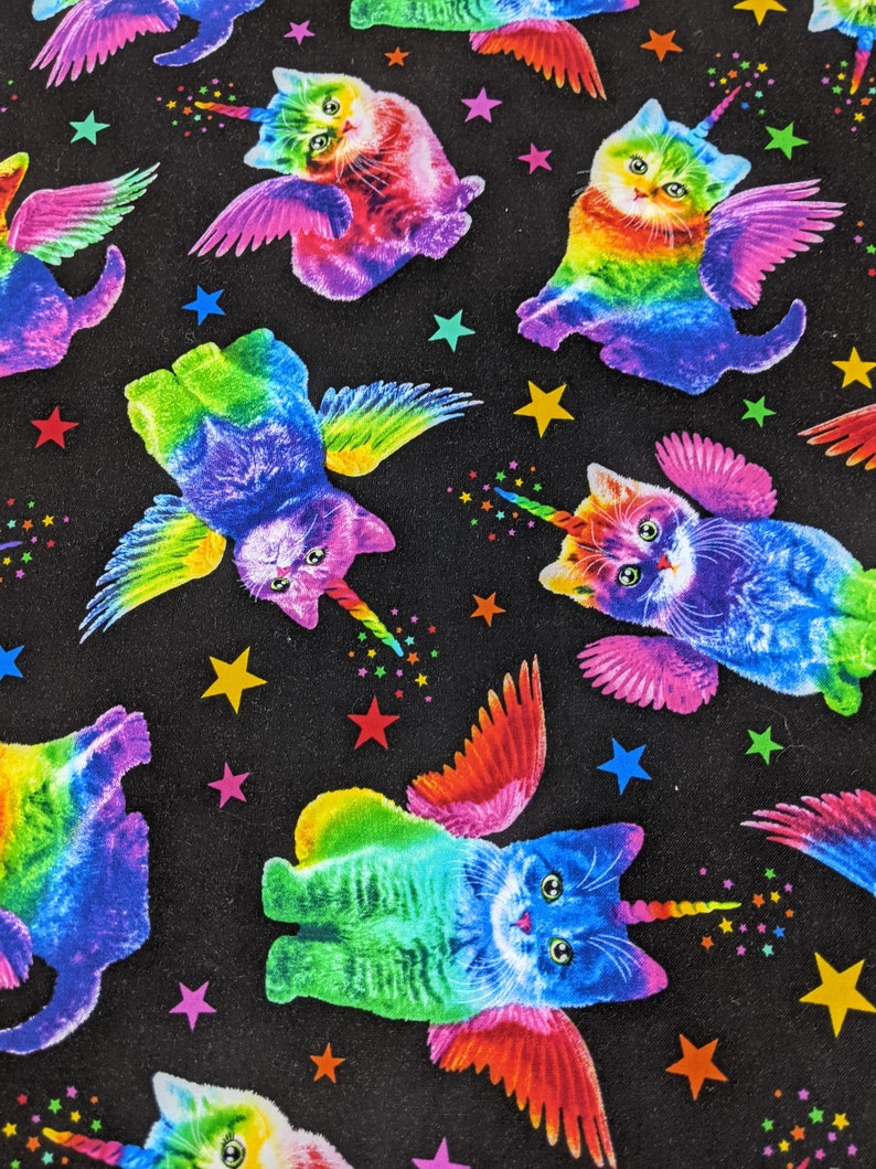 K&ouml;nnte beinhalten: Ein schwarzer Hintergrund mit einem sich wiederholenden Muster aus bunten, gefl&uuml;gelten Katzen-Einh&ouml;rnern. Die Katzen haben regenbogenfarbenes Fell, Fl&uuml;gel und H&ouml;rner. Bunte Sterne und Glitzer sind zwischen den Katzen-Einhorn-Figuren verstreut.