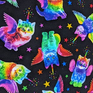 K&ouml;nnte beinhalten: Ein schwarzer Hintergrund mit einem sich wiederholenden Muster aus bunten gefl&uuml;gelten Katzen mit Einhorn-H&ouml;rnern. Die Katzen sind in verschiedenen Posen, umgeben von bunten Sternen. Das Fell der Katzen hat Regenbogenfarben.