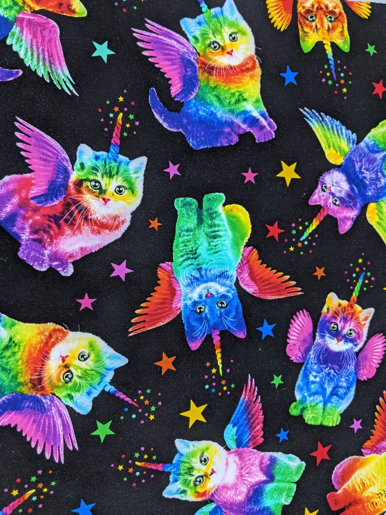K&ouml;nnte beinhalten: Ein schwarzer Hintergrund mit einem sich wiederholenden Muster aus bunten gefl&uuml;gelten Katzen mit Einhorn-H&ouml;rnern. Die Katzen sind in verschiedenen Posen, umgeben von bunten Sternen. Das Fell der Katzen hat Regenbogenfarben.