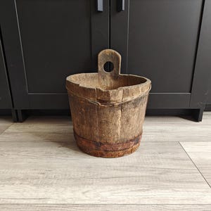 Kleine rustikale Holztonne, Wabi Sabi Dekor, alte Holztonne, Vintage Holzeimer, rustikale Dekoration