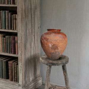 Vase rustique en argile, récipient ancien en terre cuite, style wabi-sabi