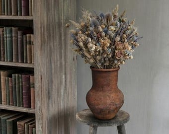 Stary gliniany garnek wabi sabi, rustykalny wazon kuchenny, dzbanek na mleko z lat 50. XX wieku