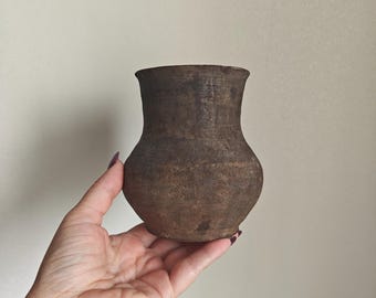 Jarrón antiguo de arcilla negra: Cerámica rústica Wabi Sabi