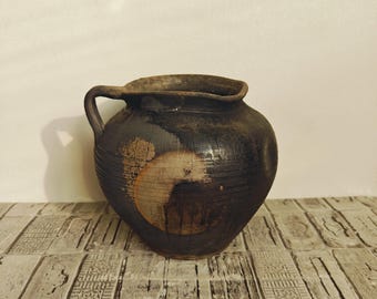 ベージュと黒の炻器の花瓶。白と黒のひび割れた陶器の鉢。手作りの楽焼