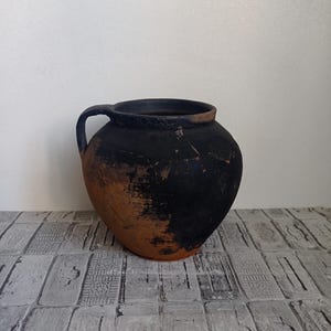 Olla de barro negra vintage: vasija rústica wabi sabi