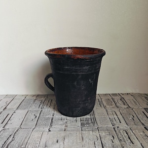 Stare naczynie gliniane, zabytkowy garnek do pieczenia, ceramika wabi sabi, rustykalny wazon