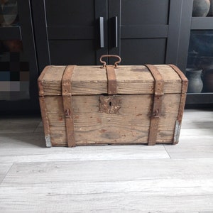 Rustic Wooden Storage Chest: Antique Primitive Trunk (23.62in x 13.77in)