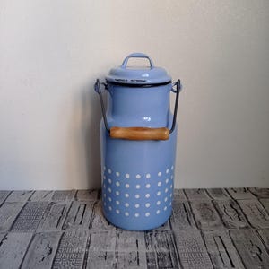 Blaue Vintage Milchkanne aus Emaille für die Küche