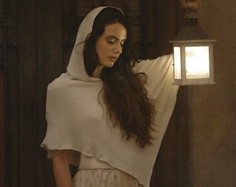 Chal con capucha inspirado en los cuentos de hadas: accesorio de estilo renacentista hecho a mano