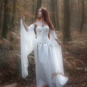 Robe de mariée elfique éthérée avec de belles manches longues - Robe de mariée de conte de fées