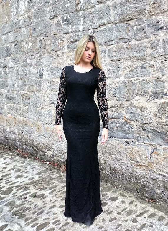 Robe noire manche longue dentelle sale
