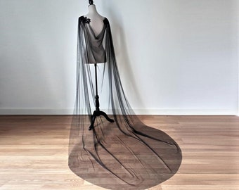 Mantella in tulle nero con spalle scoperte, drappeggio gotico, velo lungo fino al pavimento, mantello da sposa stregato, scialle trasparente per ballo in maschera, look da sposa dark ed elegante in stile gotico.