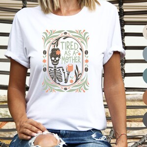 café | MÈRE FATIGUÉE |  café Mama - Boho style floral - floral Design - Maman chemise - cadeau pour Mama - boho cadres floraux - maman pain