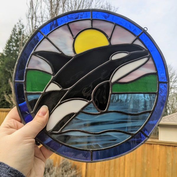 orque vitrail pour l'art, orque baleine art, attrape-soleil en vitrail grand, panneau de décor pnw, cadeau amoureux de la nature pour elle, cadeau d'amant d'orque