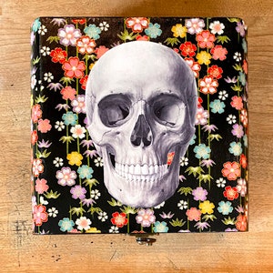 Schädel Stash Box, Schädel Zigarrenkiste, Stash Box, Schmuckschatulle, Erinnerungsbox, Holzkiste, Schädel mit Blumen, Goth Schädel