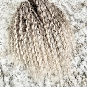 Gekrulde kruldreads met getaande ombre| Synthetische dreads| Asblonde dreads| Push-up dolly-dreads| Golvende dreads| Gekrulde lokken