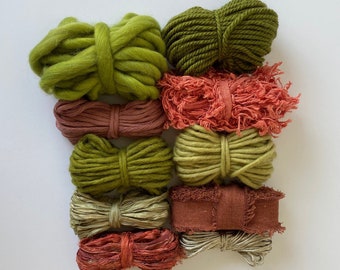 Mossy Mistletoe Christmas Fibre Pack - Weaving Bulky Yarn and Roving Kit