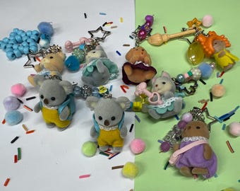Llavero de Calico Critter reciclado / Charm de cuentas hecho a mano