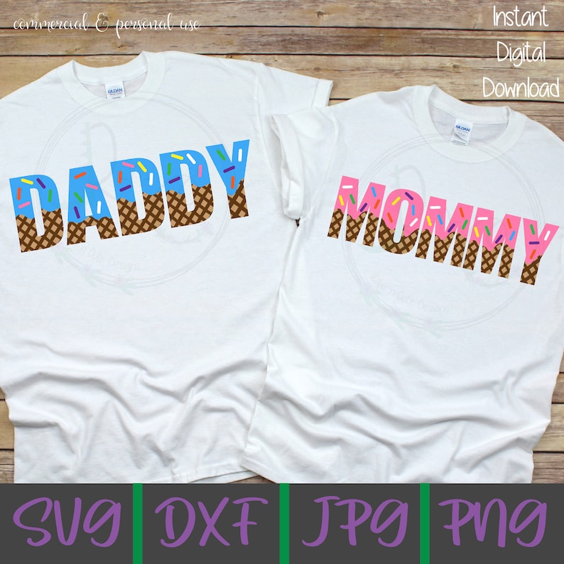 Puede incluir: Dos camisetas blancas con las palabras "DADDY" y "MOMMY" en letras marrones con helado azul y rosa y chispas encima. Las camisetas est&aacute;n sobre un fondo de madera.