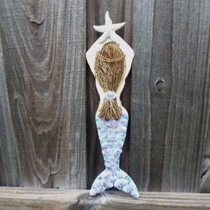 Hangende zeemeermin, zeemeermin, muurdecoratie zeemeermin, schelp zeemeermin, zeester zeemeermin, houten zeemeermin, zeemeermin muurdecoratie, kralen zeemeermin, cadeau