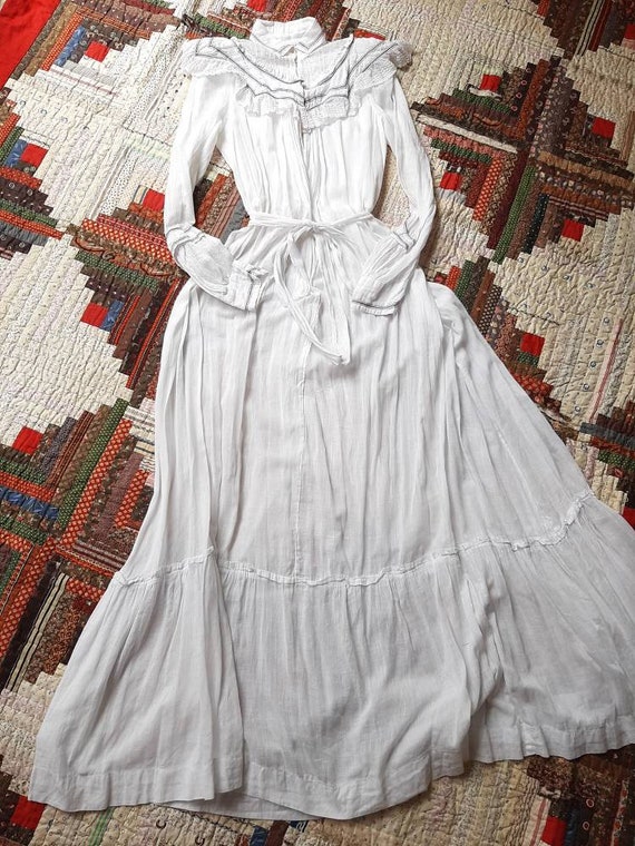 Antique 1900s Edwardian White Cotton Wrapper Winte
