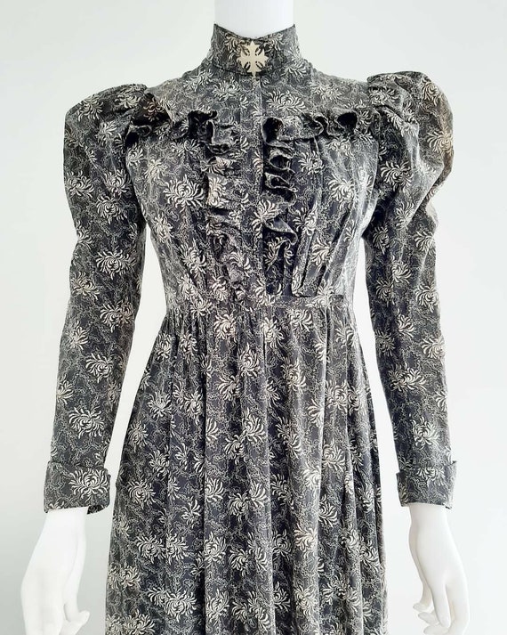 Rare Antique Victorian 1900 Gothic Calico Wrapper