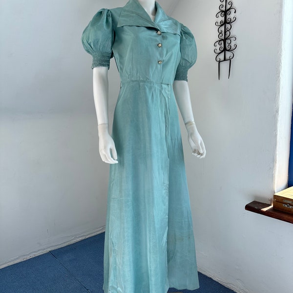 Robe de maison antique à manches bouffantes des années 1930