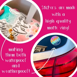 Op de afbeelding: Twee afbeeldingen die de waterdichte kwaliteit van stickers laten zien. De eerste afbeelding toont een sticker op een beker die onder stromend water wordt gehouden. De tweede afbeelding toont een sticker op een auto. De tekst op de sticker zegt "Vreugde van vriendelijkheid". De tekst op de afbeelding zegt "Stickers zijn gemaakt van hoogwaardig mat vinyl, waardoor ze zowel waterdicht als weerbestendig zijn!"