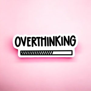 Może przedstawiać: Biała naklejka z czarnym tekstem, który brzmi "Overthinking" z paskiem postępu pod spodem. Pasek postępu jest prawie pełny.