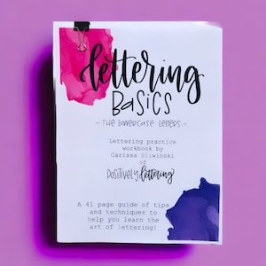 Puede incluir: Un folleto blanco con el título "Lettering Basics - The Lowercase Letters -" y un fondo de acuarela rosa y morado. El folleto es un cuaderno de práctica de letras de Carissa Sliwinski de Positively Lettering. Incluye una guía de 41 páginas con consejos y técnicas para ayudarte a aprender el arte del lettering.